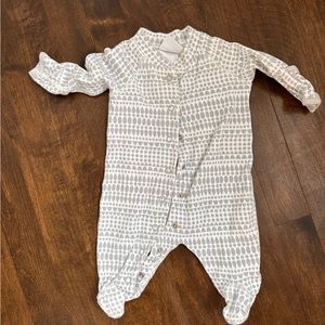Hanna Andersson newborn gender neutral gray onesie